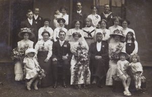 エドワーディアンの結婚写真、1910年頃（モノクロ写真） 作： English Photographer
