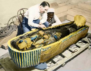 エジプト-1922年：英国の考古学者ハワードカーター（1873-1939）とツタンカーメン王の石棺を調査しているエジプト人の助手。 作： English Photographer