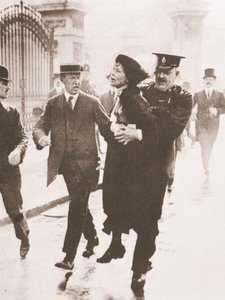 国王に請願しようとしてバッキンガム宮殿の外で逮捕されたエメリン・パンクハースト（1914年5月21日）（セピア写真 作： English Photographer