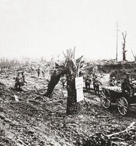 エンジニアは、1918年にアミアンのための闘争中に砲撃によって損傷したハンガード近くの軽鉄道を修理します。 作： English Photographer
