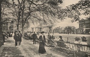 ロンドン、ハイド・パークの入り口（モノクロ写真 作： English Photographer