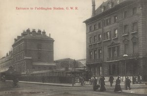 ロンドン、パディントン駅入り口（モノクロ写真） 作： English Photographer