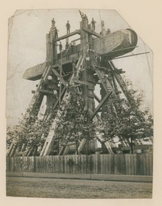 1878年9月12日、テムズ川の堤防にクレオパトラの針を立てる 作： English Photographer