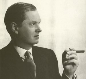 Evelyn Waugh、ポートレート、葉巻を吸う（モノクロ写真
