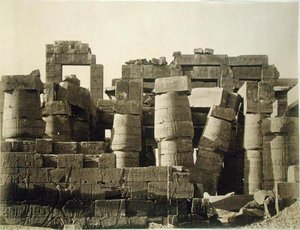 カルナック大寺院のハイポスタイルの外観 作： English Photographer