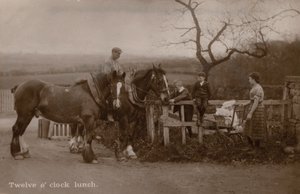昼食のために仕事を中断する田舎の家族（モノクロ写真 作： English Photographer