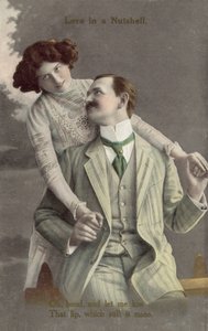 おしゃれをしてキスをするカップル（カラー写真） 作： English Photographer