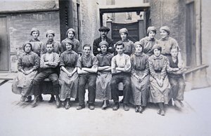 ロンドン、ウリッジアーセナルで働く女性たち（モノクロ写真 作： English Photographer