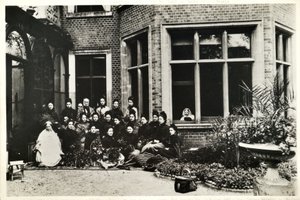 フローレンスナイチンゲール、ハリー卿、バーニー夫人、クレイドンハウスのナイチンゲールの看護師、1886年 作： English Photographer