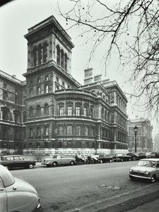 Foriegn Office、Whitehall、Westminster LB：セントジェームスパークへの標高、1896 作： English Photographer