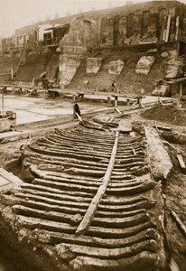 ギャレー、1910年に郡庁舎のサイトで発見（セピア写真） 作： English Photographer