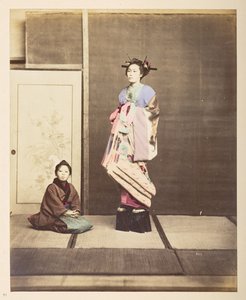 [?芸者] 高い靴を履いた若い女性の全身のスタジオ ポートレート。   撮影者：不明  ルーカス コレクション: チャールズ ジェイムズとモートン P、リュックのワールド ツアーの写真記録 作： English Photographer