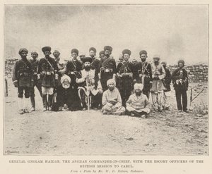 アフガニスタンの最高司令官であるGholam Haidar将軍とイギリスのカブール代表団の護衛将校 作： English Photographer