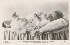 赤ちゃんの頃のGeorge Lascelles（モノクロ写真 作： English Photographer
