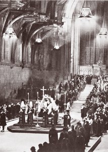 1936年、ウェストミンスターホールの州に横たわるジョージV 作： English Photographer