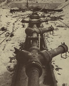 フランス海岸の崖に掘られたパイプからロンドンに向けて弾丸を発射することを目的としたドイツの秘密兵器。第二次世界大戦中、ノルマンディー上陸作戦後に進軍してきた連合軍によって発見された。 作： English Photographer