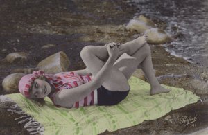 ビーチのタオルの上に横たわる少女（カラー写真） 作： English Photographer