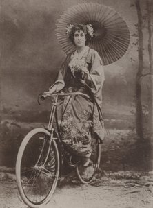 日本のファッションに身を包んだ自転車の女の子 作： English Photographer