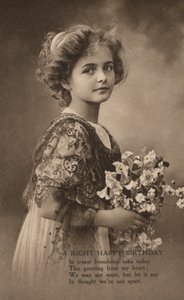 花束を持って誕生日の挨拶をする少女（モノクロ写真 作： English Photographer