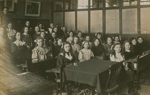 教室に座っている女の子 作： English Photographer