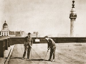 ワンダフルロンドンのアデレードハウスの屋上でのオフィスワーカーのためのゴルフ練習、1926-27年公開（グラビア） 作： English Photographer