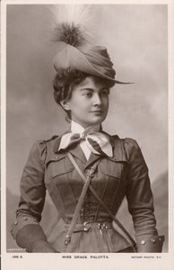 オーストリア生まれの舞台女優、グレース・パロッタ（ミュージカル・コメディ「The Messenger Boy」のデイジー役）（モノクロ写真 作： English Photographer