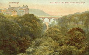 グランドホテルと橋、スカボロー（カラー写真） 作： English Photographer
