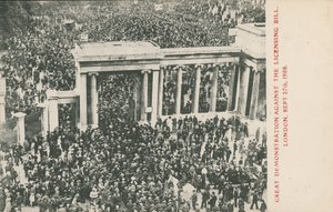 1908年9月27日、ロンドンでのライセンスビルに対する大デモ 作： English Photographer