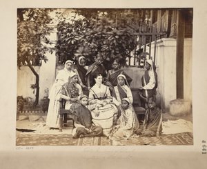 ボンベイ政府師範学校の愛人と生徒のグループ 作： English Photographer