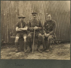 日産の小屋の外にいる3人の兵士のグループ、c.1914-18