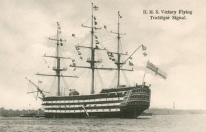 HMSビクトリー、空飛ぶトラファルガー信号 作： English Photographer