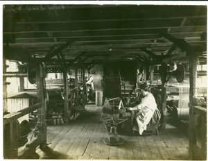 手織り、ヒューズ工場第2、1923年 作： English Photographer