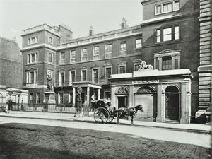 戦争事務所の外のハンソムキャブポールモール、ウィリスコレクション、1890 作： English Photographer