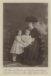 ノーフォーク公爵夫人とアランデル伯爵夫人とレイチェル・ハワード夫人（モノクロ写真）