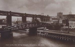 ニューカッスル・オン・タインのハイレベル橋とスイング橋（モノクロ写真 作： English Photographer