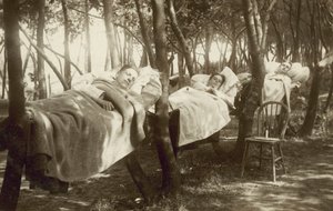 ケント州の農場でハンモックに寝るホップ摘みの人々（モノクロ写真 作： English Photographer