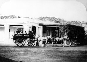 植民地時代のインドの馬車、1870年代 作： English Photographer
