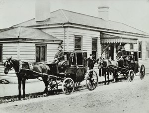 1885年、ウェストボーンパーク駅の馬車 作： English Photographer