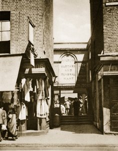 ハウンズディッチの衣料品市場（セピア写真） 作： English Photographer
