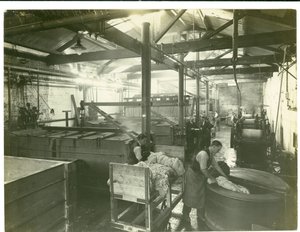 油圧式染色工場、カーペット工場、1923 作： English Photographer