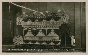 1913年7月12日、王と女王のオルダム訪問を記念してライトアップされた路面電車。1913年にポストカードが送られました。 作： English Photographer