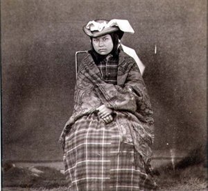 英国工兵隊が四十九度線で撮影した洋装のインド人女性（セピア色の写真） 作： English Photographer