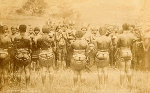 アフリカ先住民の結婚式パーティー（モノクロ写真）