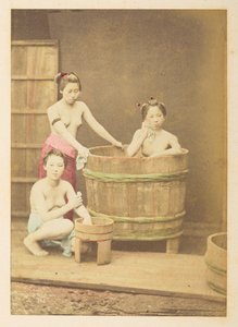 【日本語】女の子の入浴、 3 人の半裸の若い日本人女性のスタジオのタブロー。  撮影者：不明  ルーカス コレクション: チャールズ ジェイムズとモートン P のワールド ツアーの写真記録、ルーカス 作： English Photographer