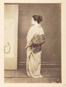 伝統衣装を着た日本人女性、撮影者：不明  ルーカス コレクション: チャールズ ジェイムズとモートン P のワールド ツアーの写真記録、ルーカス