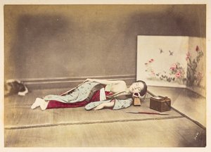 寝ている日本人女性、   眠っている若い日本人女性のスタジオ ポートレート、片方の胸を露出させ、頭を木製の枕に置いています。  撮影者：不明  ルーカス コレクション: チャールズ ジェームスとモートン P のワールド ツアーの写真記録、 作： English Photographer