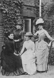 ジェニージェローム、後にレディランドルフチャーチル、彼女の母親と姉妹と（bw写真） 作： English Photographer