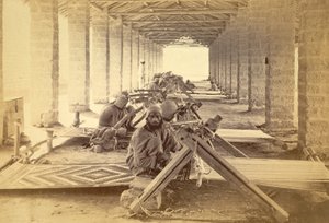 カラチの牢獄の織工たち。1873年（写真プリント）