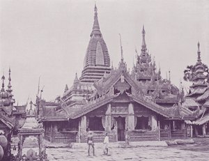 異教のパゴダの前のショーンまたはキャノピー 作： English Photographer