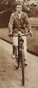1911年にエドワード8世が自転車に乗る 作： English Photographer